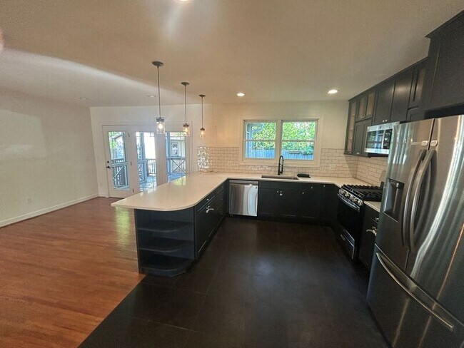 Building Photo - 128 E Glenwood Dr
