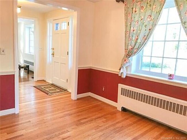 Foto del edificio - 261 Simsbury Rd