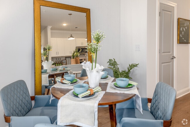 2 habitaciones, 2 baños - 1124 pies cuadrados - Comedor - The One at Hope Mills