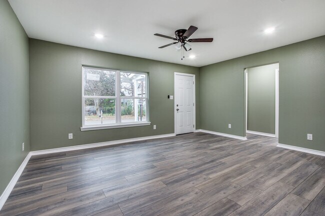 Foto del edificio - Beautifully Remodeled 3-1 in Sherman! Fridge, Washer and Dryer Included!