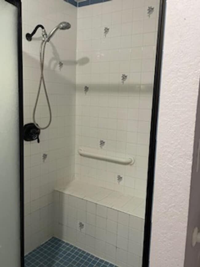 Building Photo - 2 Bedroom/1 Bath with a Bonus Room