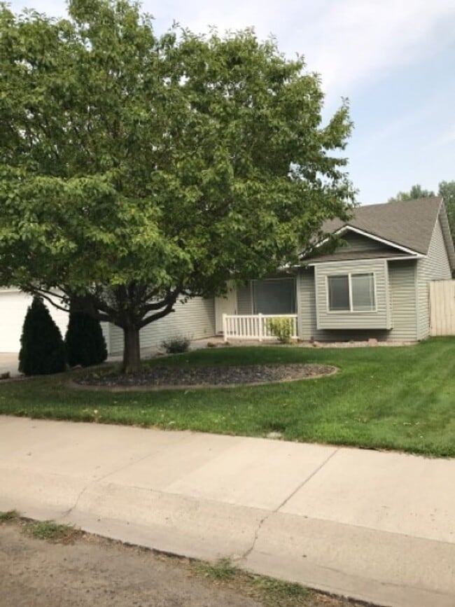 Building Photo - 555 Parkwood Dr