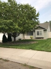 Building Photo - 555 Parkwood Dr
