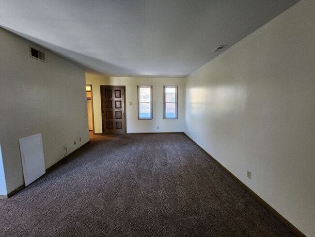 Building Photo - 1 Bedroom Apartment-Upper Apartment