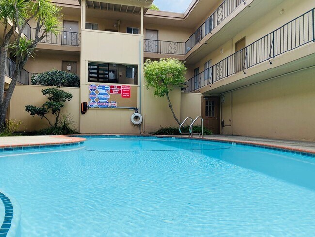 Foto del edificio - 2431 Carlmont Dr