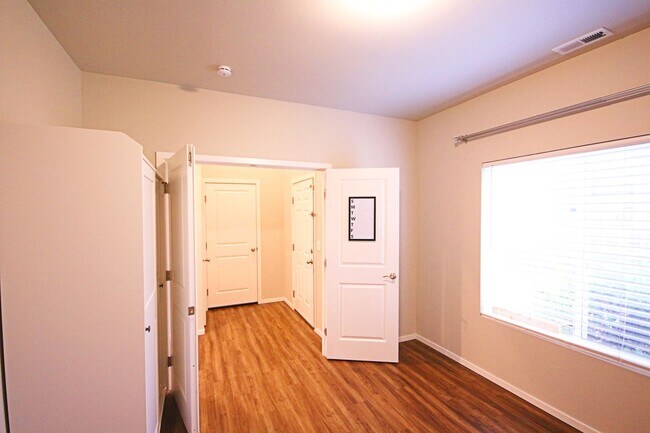 Building Photo - Spacious move in ready 5+bedroom 2.5-bathr...
