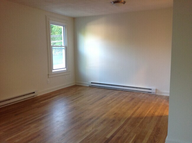 Building Photo - 1736 Main St