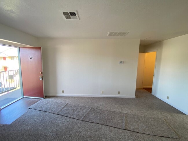 Building Photo - La Tierra Gardens - 2/1 Upstairs Apartment