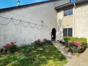 Building Photo - 107 Thoreau Dr