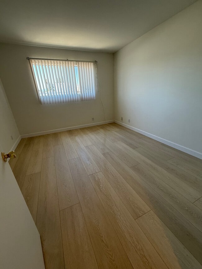 Upstairs bedroom - 4322 Matilija Ave