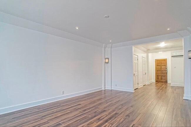 Building Photo - 4650 Av Bonavista