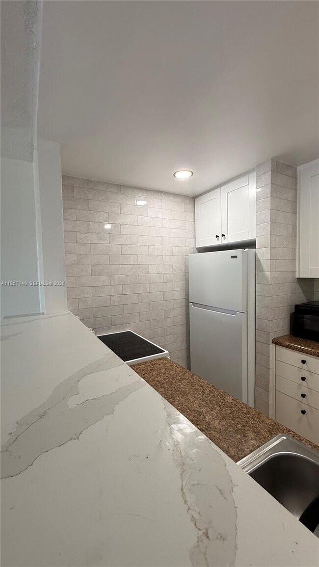 Building Photo - 10400 SW 108th Ave