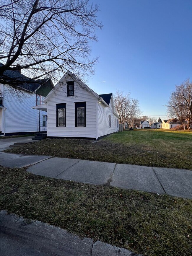 Building Photo - Ready to move in 3 bedroom home