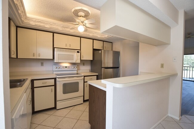 Building Photo - 927 Capri Isles Blvd