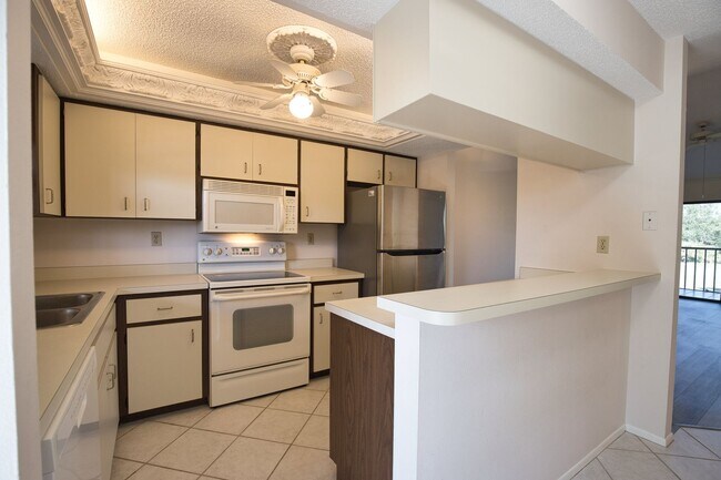 Foto del edificio - Annual Unfurnished 2 Bed 1 Bath Second Flo...