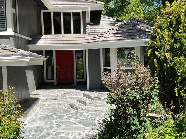 Building Photo - Gorgeous Lakeridge Shores Home Available Now