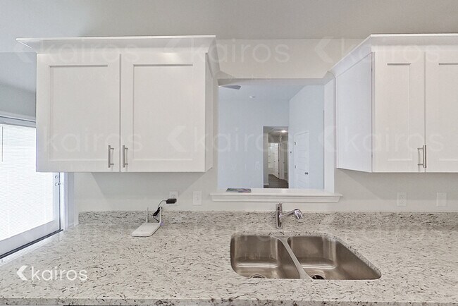 Building Photo - 203 Redwood Ct