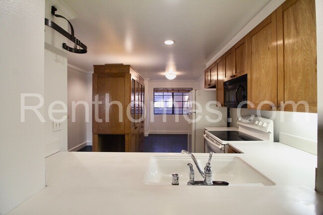 Building Photo - La Jolla, 8860 Villa La Jolla Dr #203 - Gr...