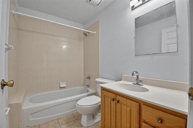 Foto del edificio - 83 Lynbrook Dr