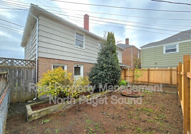 Building Photo - 2327 Lombard Ave