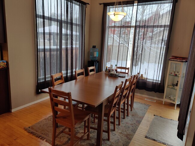 Photo du bâtiment - 8887 Royal Oak Way NW