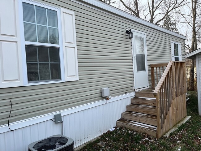 Building Photo - 6610 Lear Nagle Rd