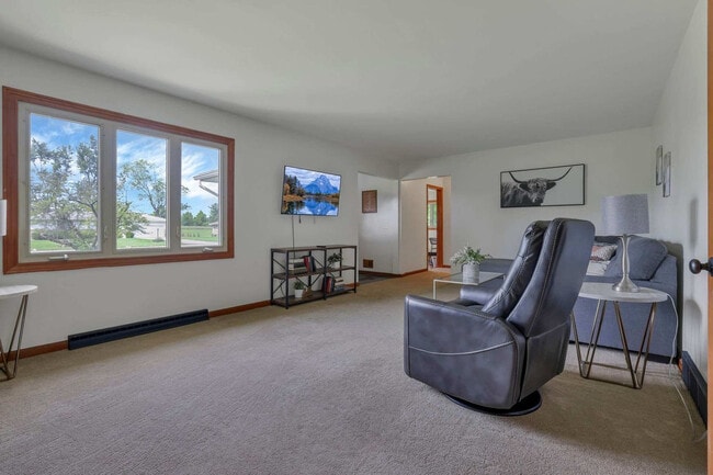 Building Photo - 3695 Montclair Dr