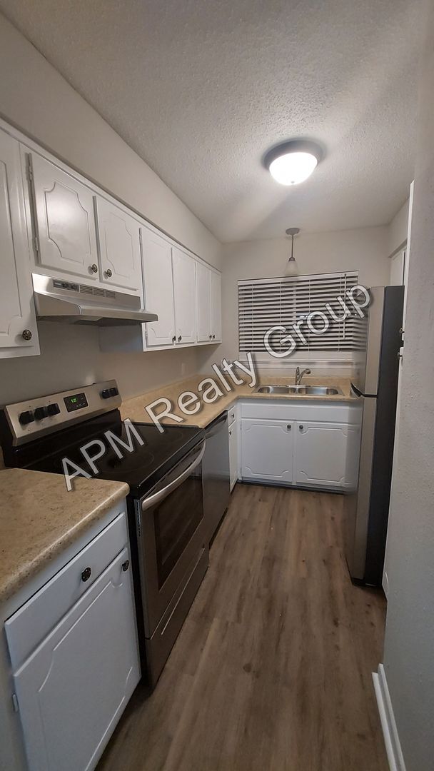 Foto del edificio - 101 Cherry Hall Dr