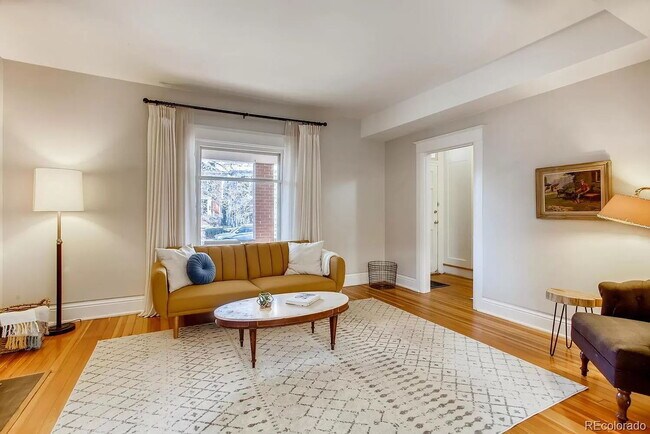 Foto del edificio - "Charming 4-Bed Oasis with 2.5 Baths in the Heart of Denver – 1768 Sq Ft of Comfort!"