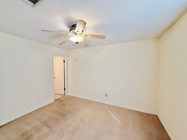 Foto del edificio - ??Spacious 3-Bedroom Home - Large Lot