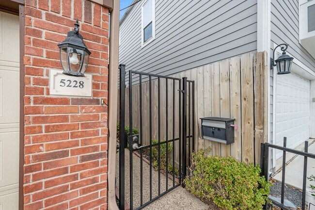 Foto del edificio - 5228 Larkin St