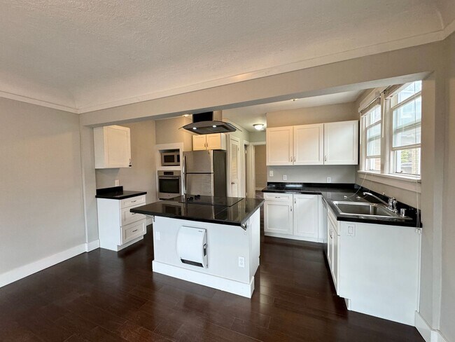 Foto del edificio - Beautiful View, 2-Bedroom Townhome in Magn...