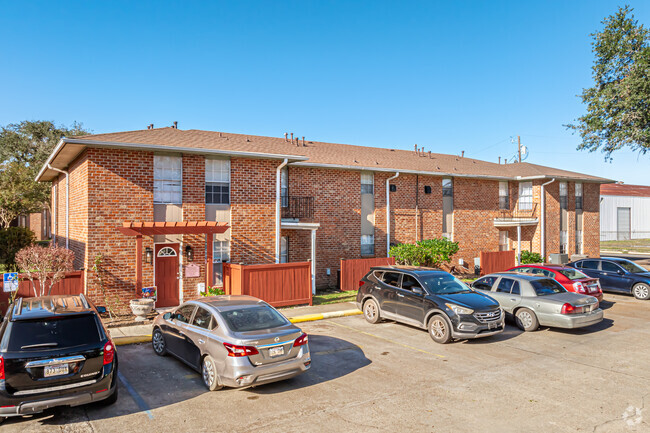 Building Photo - Colonial Estates