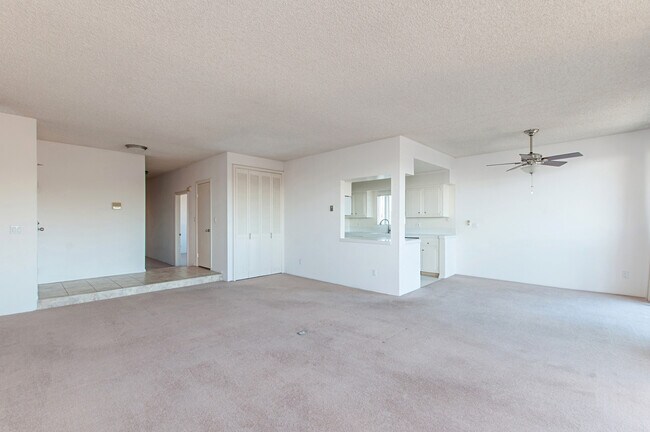 Foto del edificio - HUGE 2BD/2BA CONDO IN MISSION HILLS - AMAZ...