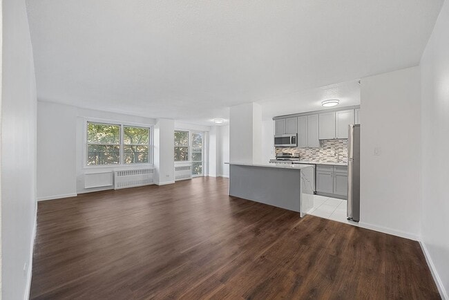 Building Photo - 2550 Olinville Ave