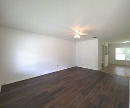 Building Photo - 501 E Reagan St