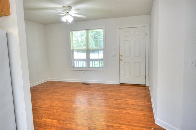 Building Photo - Three Bedroom House in Hillsborough - Avai...