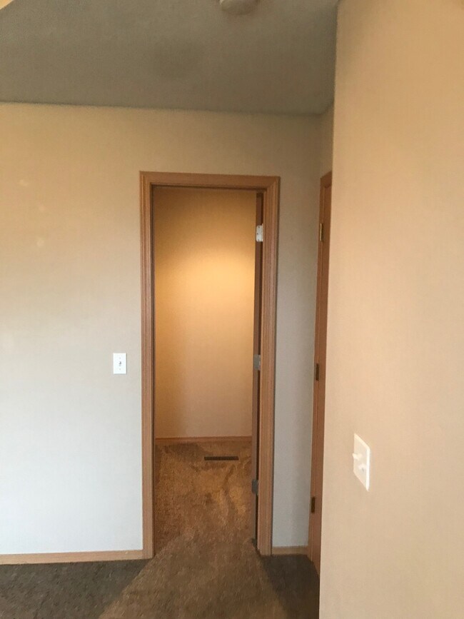 Building Photo - Wonderful Duplex in Clever MO - Available Now