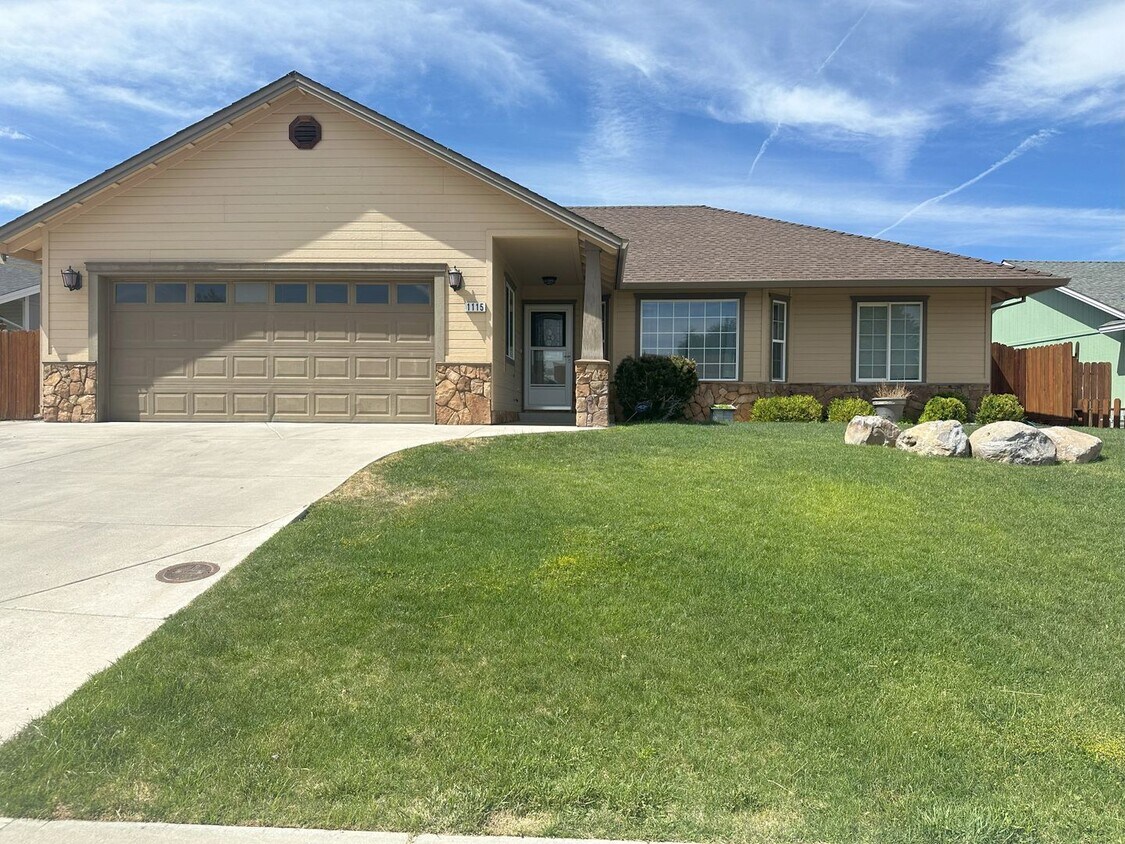 Foto principal - Beautiful 4 bed, 2 bath home