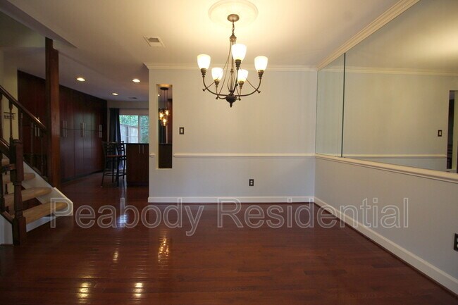 Foto del edificio - 8027 Merry Oaks Ct