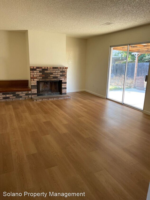Foto principal - 3 br, 2 bath House - 135 Olivera Dr.
