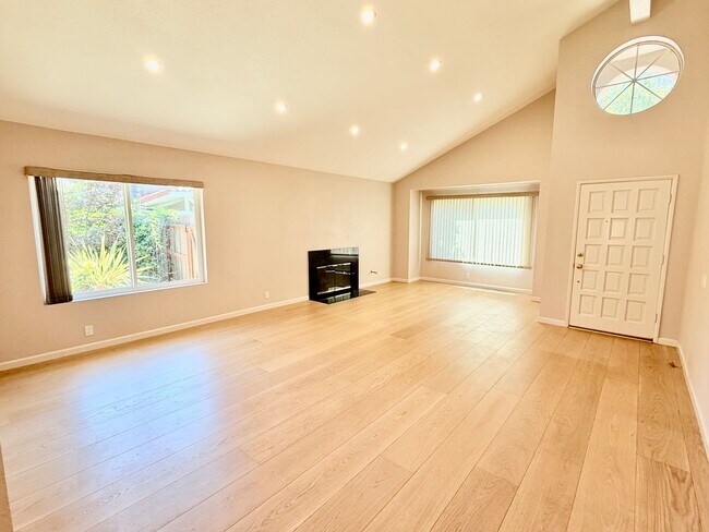 Building Photo - Beautifully Updated 3 bedroom + Office/2 B...