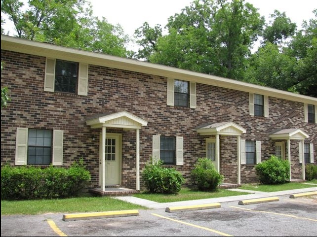 Primary Photo - Colonial Homes Apartments