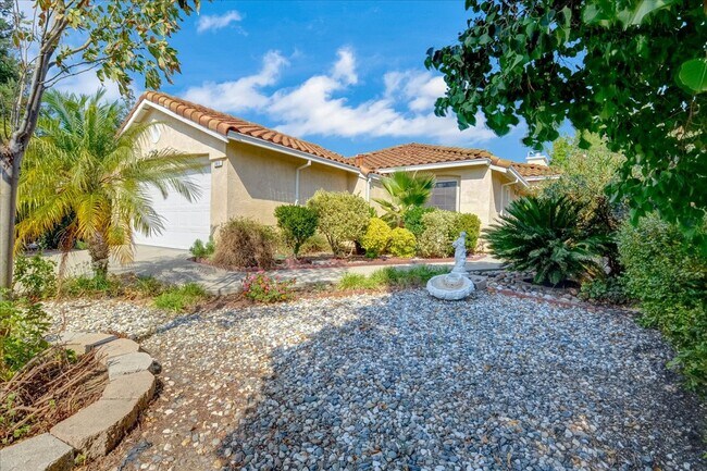 Building Photo - 2015 Sugar Pine St