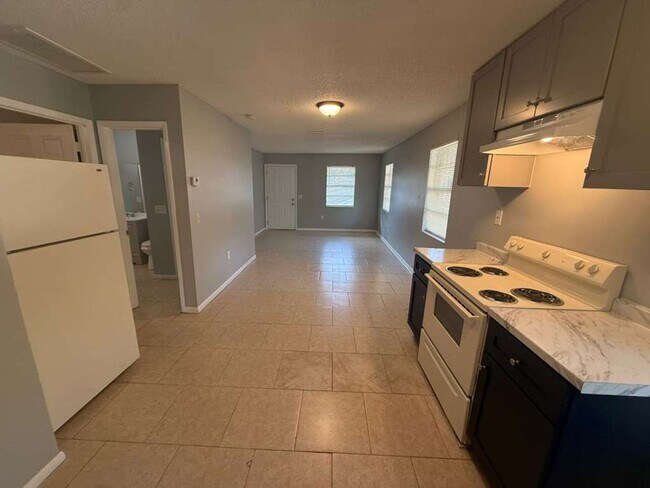 Foto del edificio - Remodeled & Upgraded Beautiful 2/1.5!! Apply for FREE!!!