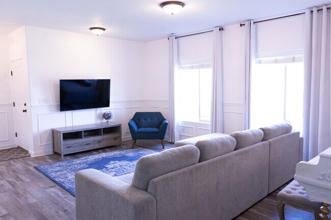 Foto del edificio - 8215 N Clear Rock Rd