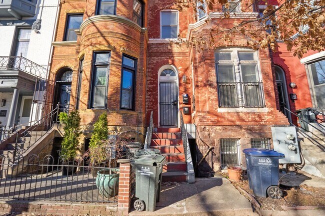 Photo - Available Now! 3 bedroom, 1.5 bathrooms hi... House