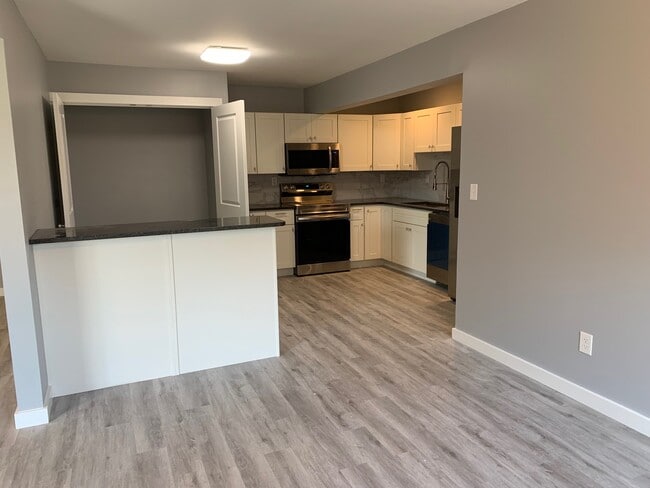 dining area into kitchen - 5350 Camelot Dr