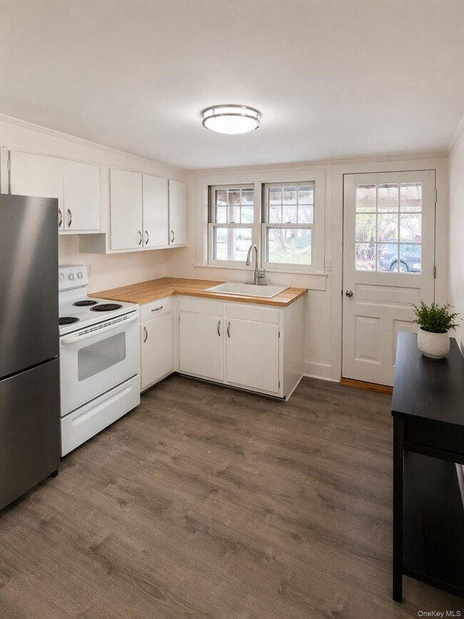 Building Photo - 72 Main St