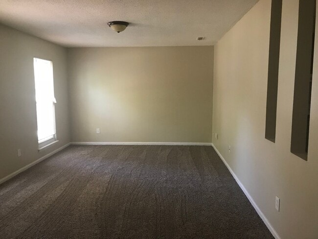 Building Photo - This beautiful 3 bedroom 1 bath home is lo...